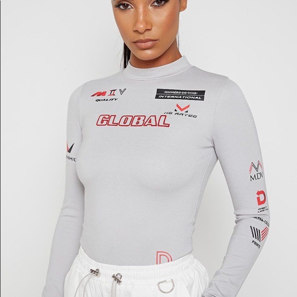 Manière de Voir Logo Graphic Top - Iced Grey UK 12